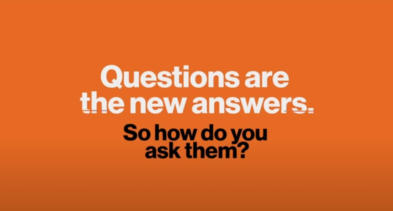 Orange plakat med sort tekst: "Spørsmål er de nye svarene! Hvordan stille gode spørsmål?"