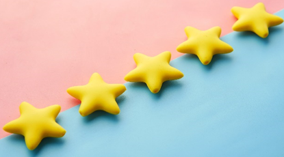 Fem stjerners tilbakemeldinger! Fem gule stjerner på en rosa og blå bakgrunn