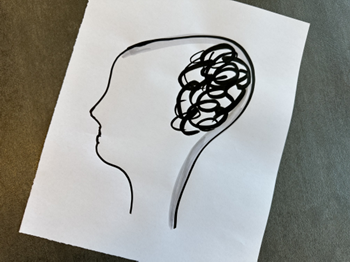sort/hvitt tegning av en hjerne og illustrasjon av nervebanene som dannes når vi lærer nye ting